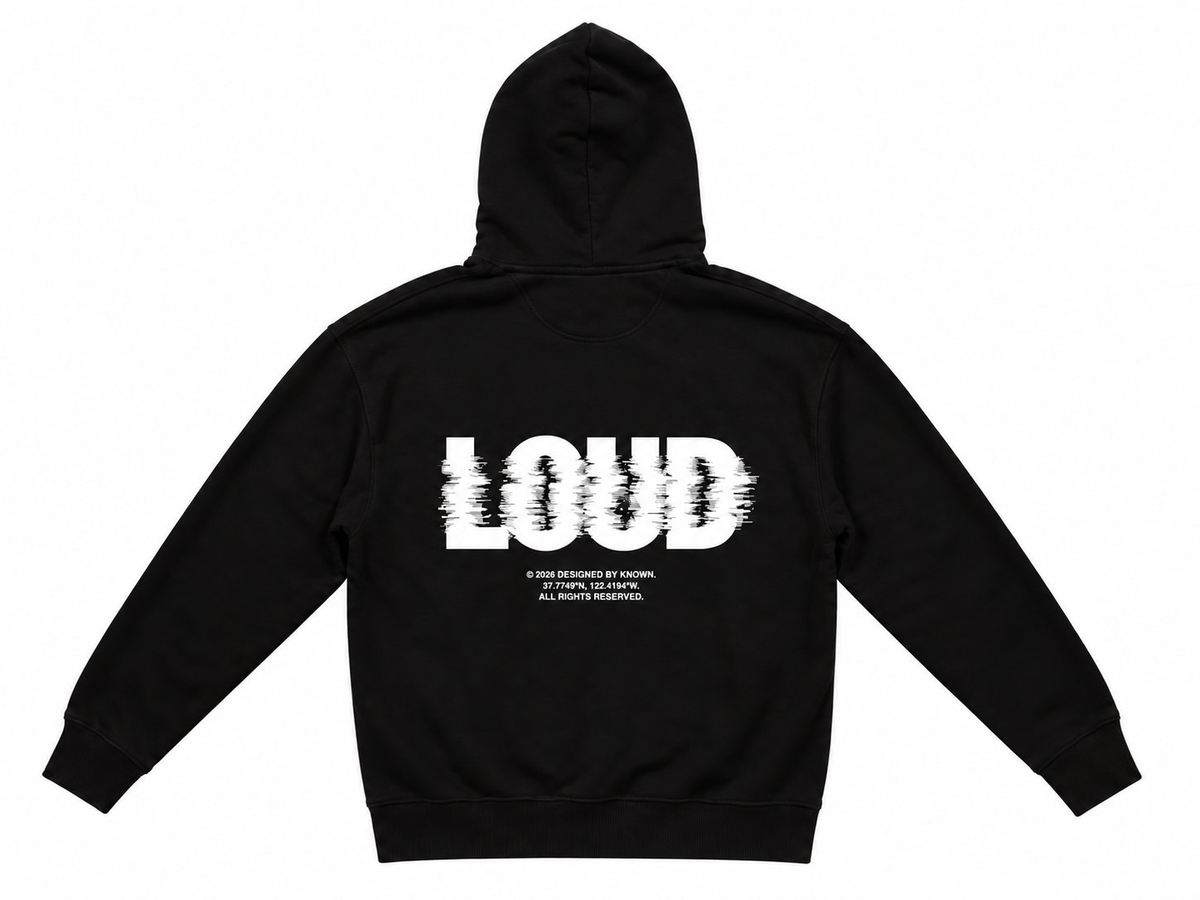 Schwarzer Hoodie von KNOWN, Rückseite mit weißem LOUD Schriftzug