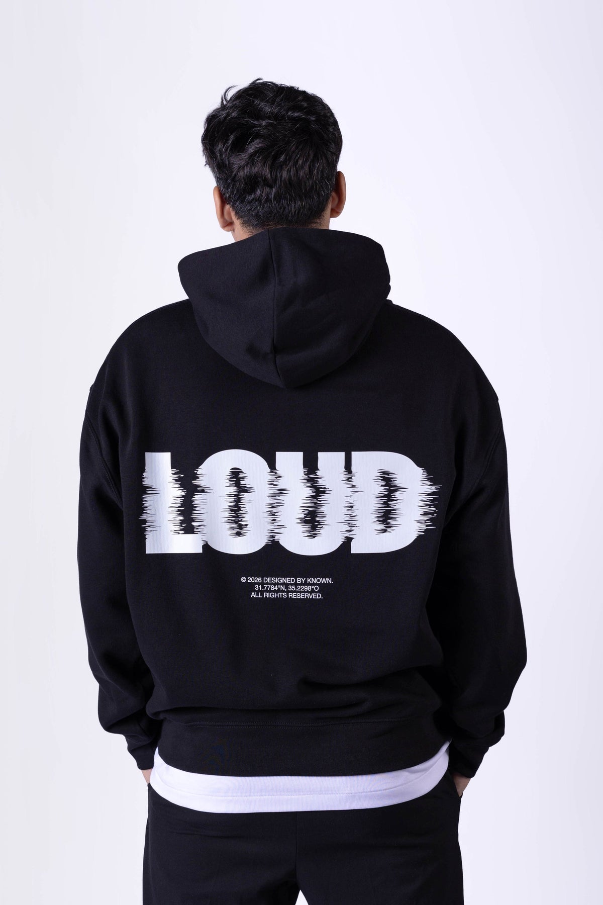 Schwarzer Hoodie von KNOWN, Rückansicht am Model