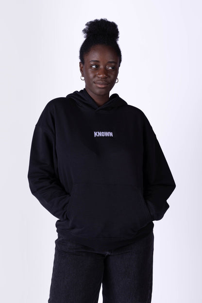 Schwarzer Hoodie von KNOWN, getragen von Model frontal