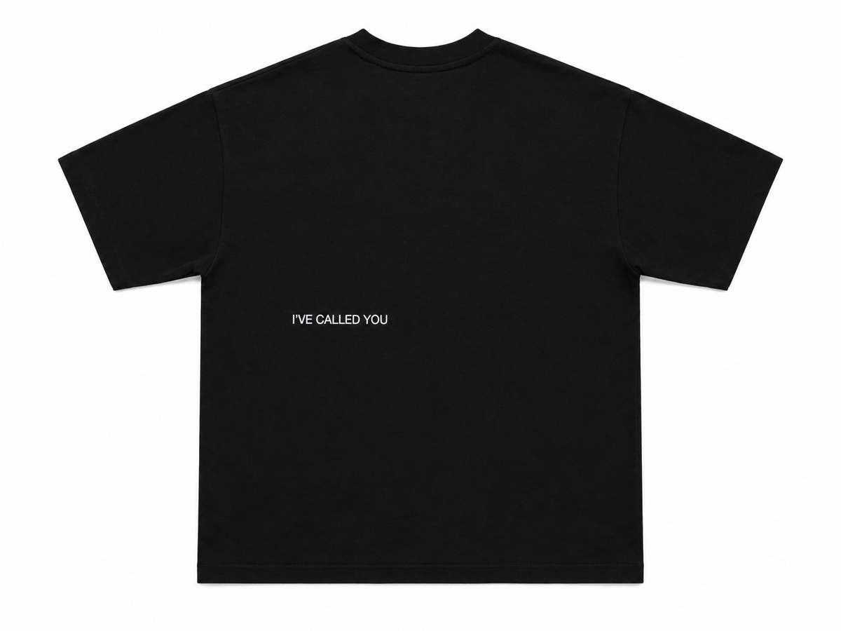 Schwarzes KNOWN T-Shirt, Rückseite mit weißem Schriftzug