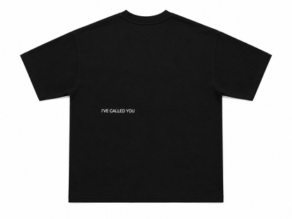 Schwarzes KNOWN T-Shirt, Rückseite mit weißem Schriftzug