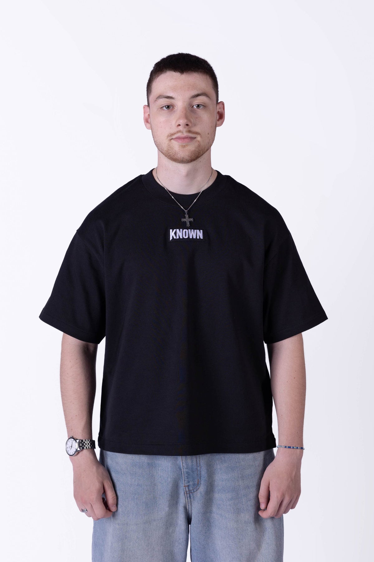 Schwarzes T-Shirt von KNOWN, getragen von Model frontal