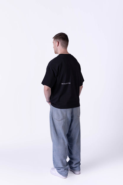 Schwarzes T-Shirt von KNOWN, Rückansicht an männlichem Model