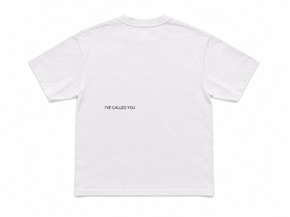 Weißes KNOWN T-Shirt, Rückseite mit schwarzem Schriftzug