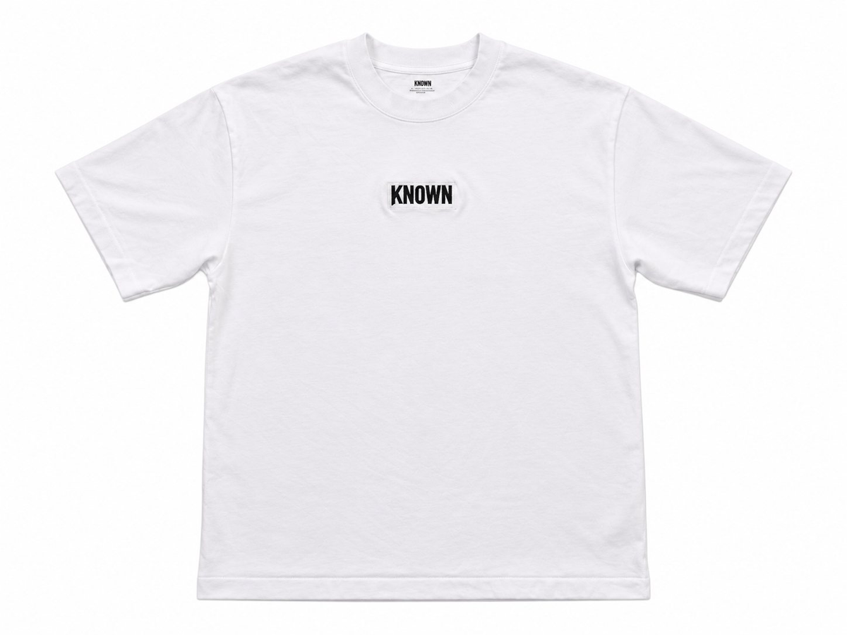Weißes KNOWN T-Shirt, Produktansicht von vorn