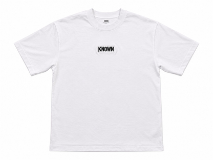 Weißes KNOWN T-Shirt, Produktansicht von vorn