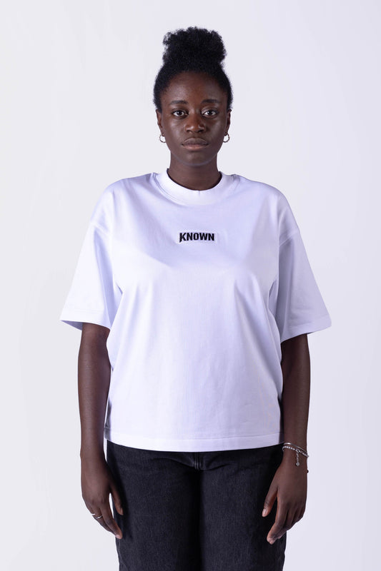 Weißes KNOWN T-Shirt, Model trägt es von vorn