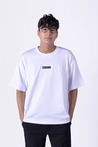 Weißes T-Shirt von KNOWN, getragen von Model frontal
