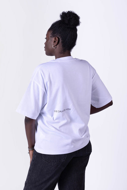 Weißes KNOWN T-Shirt, Rückseite am Model sichtbar